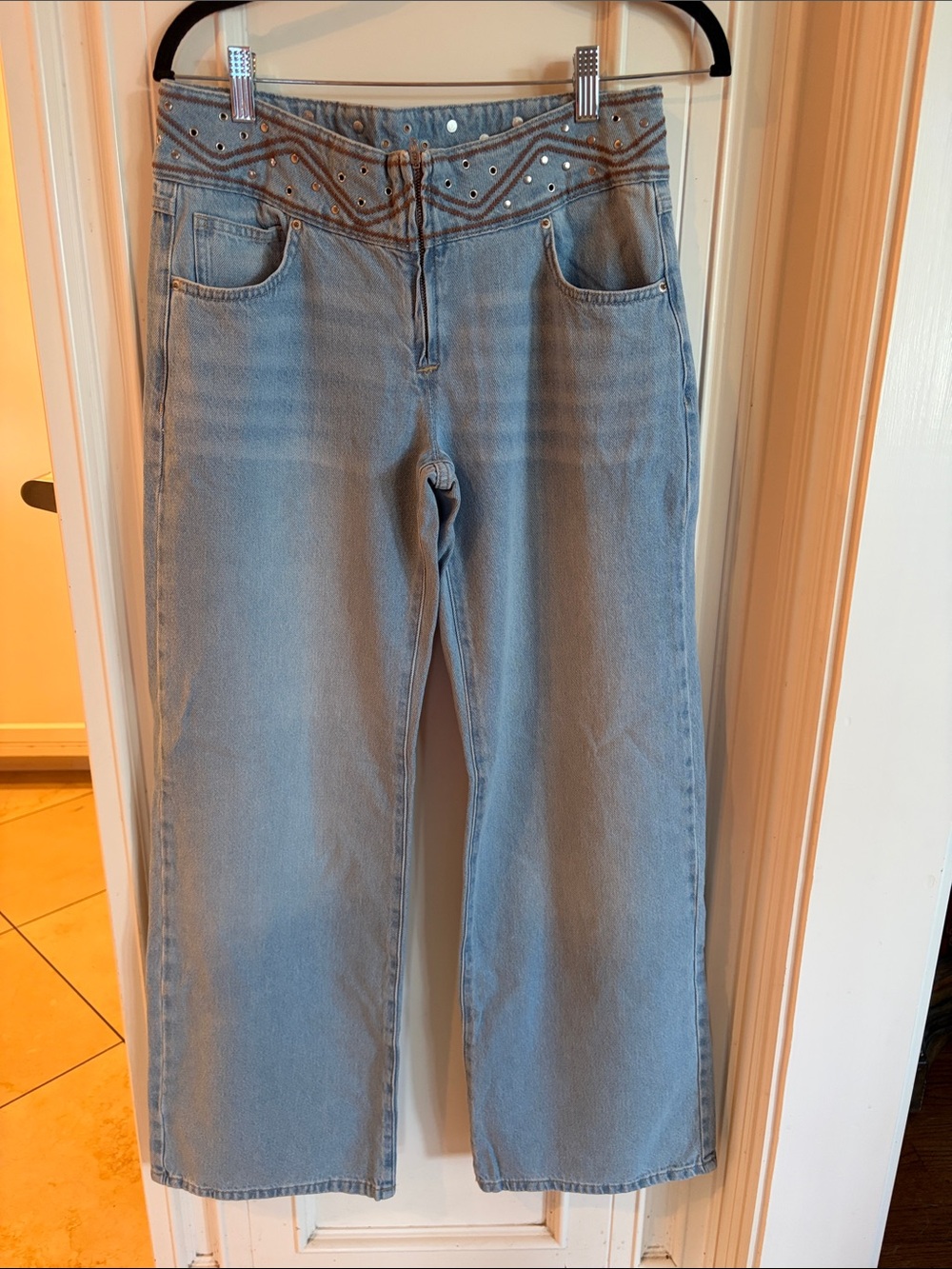 Light Wash Women's Wide-Leg Jeans with Embellished Waist
